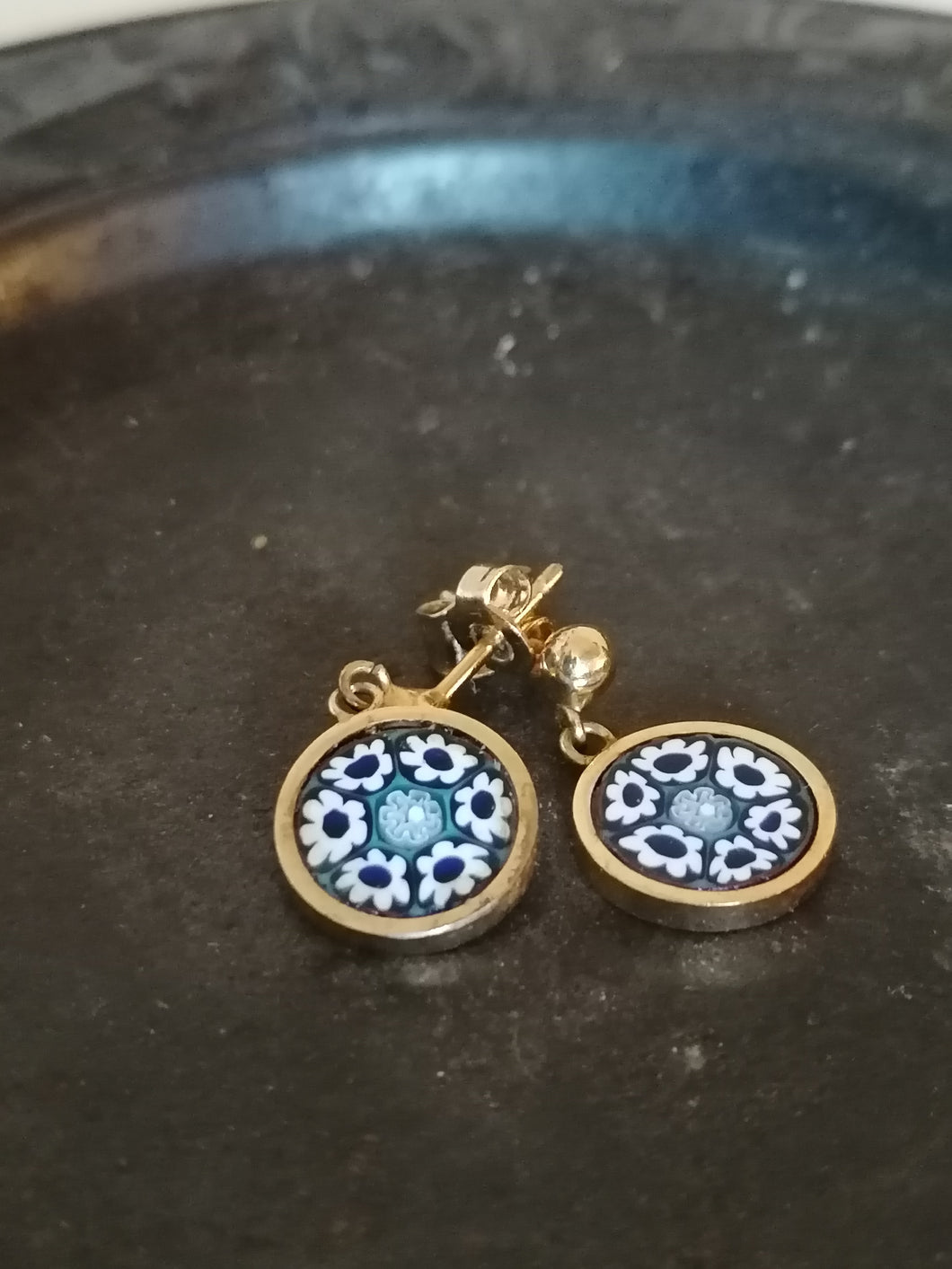 Paire de clous  d'oreille avec verre  murano, et argent doré. 