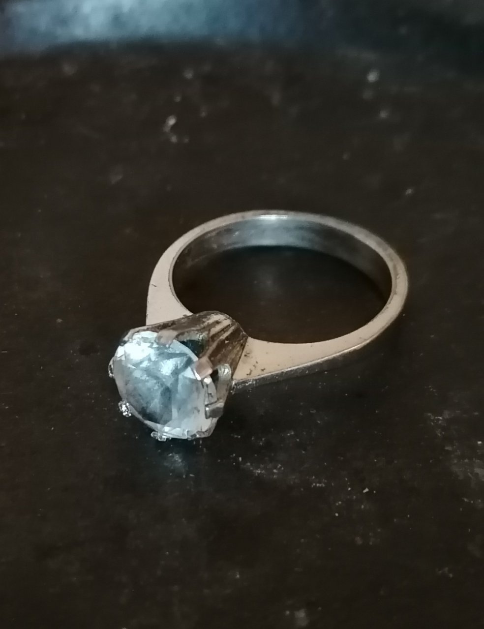 Bague en argent avec solitaire en cristal de roche.