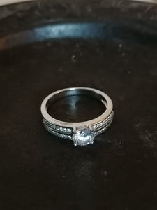 Bague en argent et pierre certie type cristal. 