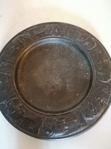 Jolie vide poche en fonte de fer ancien, décors éléphants qui dansent sur une chaise. 