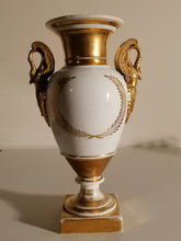 Charger l&#39;image dans la galerie, Magnifique vase empire en porcelaine de vieux Paris. Peinture à l&#39;or anses col de cygne
