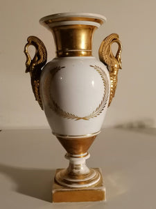 Magnifique vase empire en porcelaine de vieux Paris. Peinture à l'or anses col de cygne