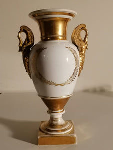 Magnifique vase empire en porcelaine de vieux Paris. Peinture à l'or anses col de cygne
