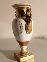 Charger l&#39;image dans la galerie, Magnifique vase empire en porcelaine de vieux Paris. Peinture à l&#39;or anses col de cygne
