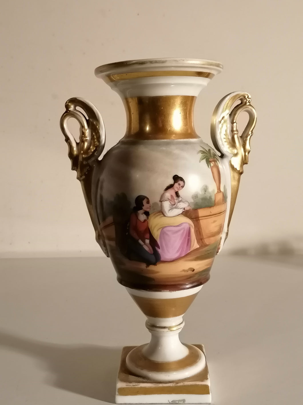 Vase vieux Paris en porcelaine, peinture paysage et romantique