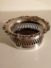 Charger l&#39;image dans la galerie, Dessous de bouteille ancien en métal argenté. 
