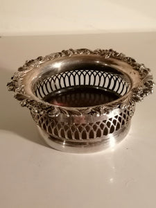 Dessous de bouteille ancien en métal argenté. 