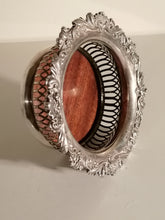Charger l&#39;image dans la galerie, Dessous de bouteille ancien en métal argenté. 
