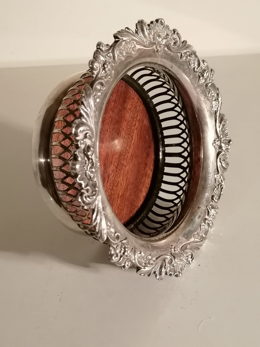 Dessous de bouteille ancien en métal argenté. 