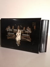 Charger l&#39;image dans la galerie, Coffret à bijoux chinois ancien  laqué noir 

