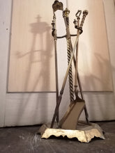 Charger l&#39;image dans la galerie, Ustensile de cheminée, 4 pieces en bronze. 

Pelle, pince, pic et support
