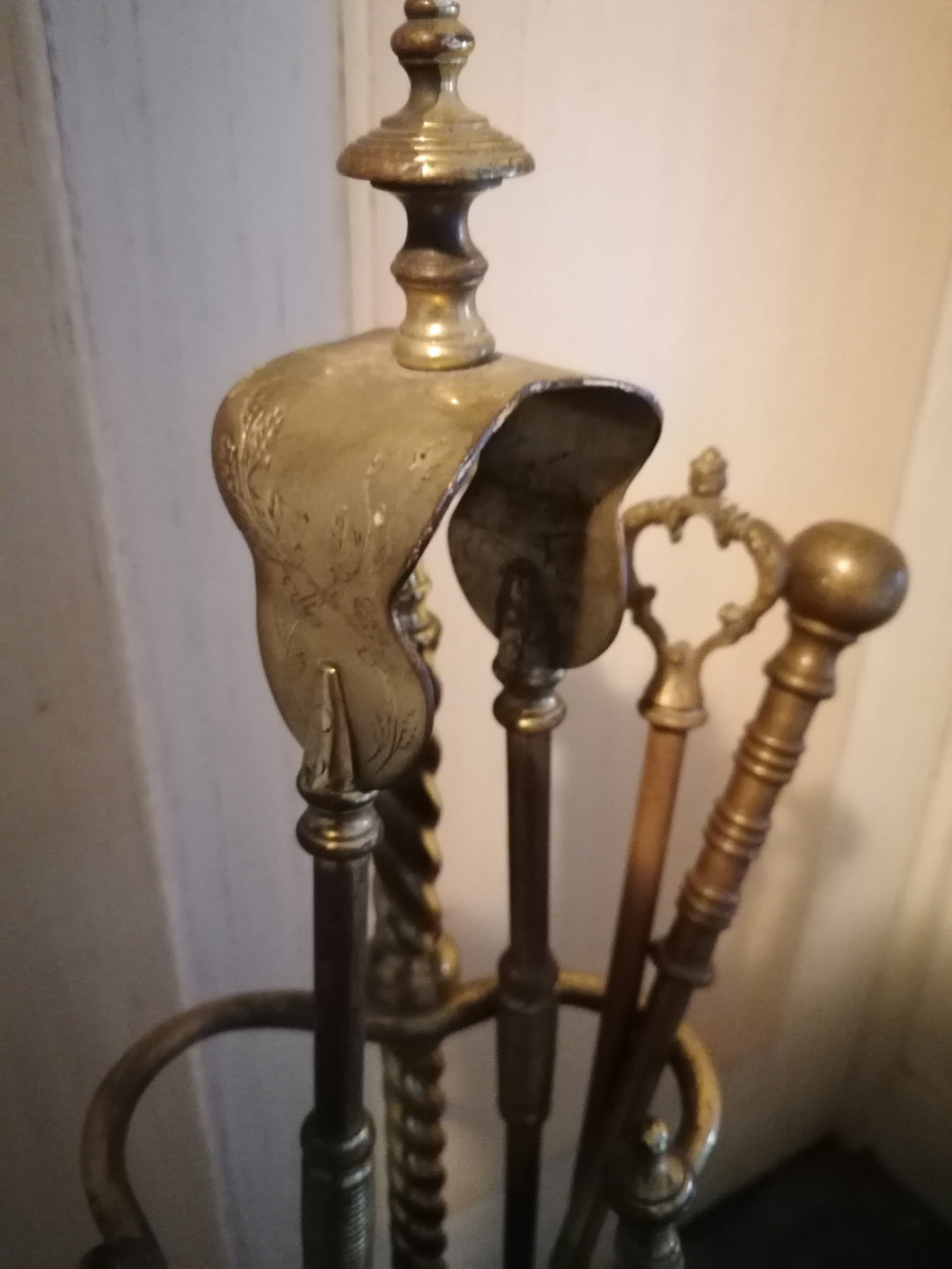 Ustensile de cheminée, 4 pieces en bronze. 

Pelle, pince, pic et support