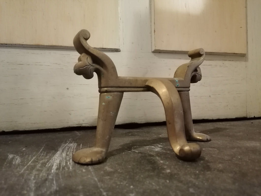 Gratte botte en bronze ancien 