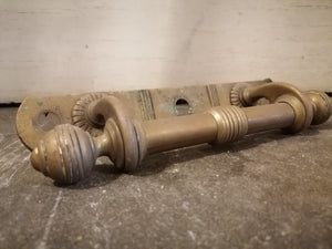 Poignée de porte en bronze, idéal pour un ancien immeuble ou bâtisse. 