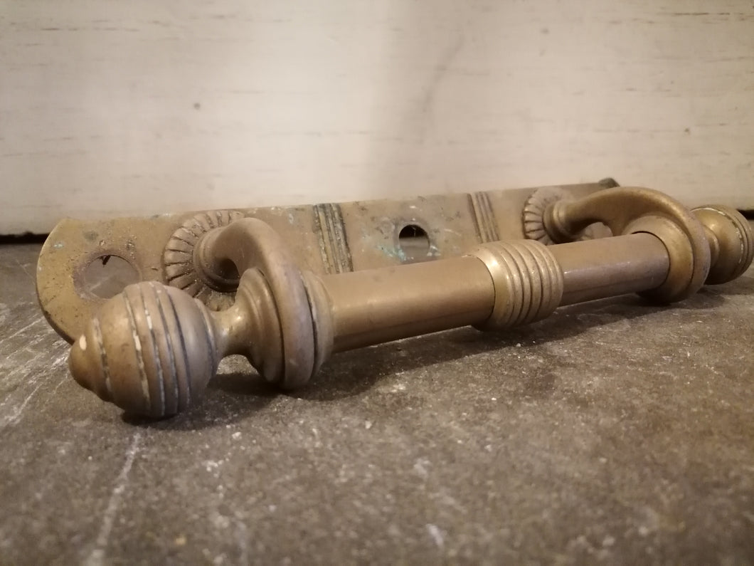 Poignée de porte en bronze, idéal pour un ancien immeuble ou bâtisse. 