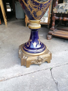 Grande potiche en porcelaine et bronze style Sèvres. A été recollé.