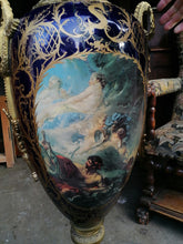 Charger l&#39;image dans la galerie, Grande potiche en porcelaine et bronze style Sèvres. A été recollé.
