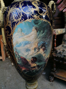 Grande potiche en porcelaine et bronze style Sèvres. A été recollé.