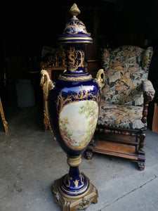 Grande potiche en porcelaine et bronze style Sèvres. A été recollé.
