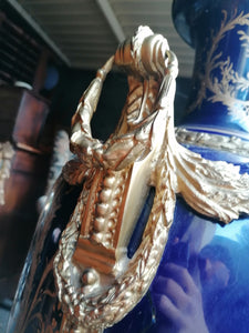 Grande potiche en porcelaine et bronze style Sèvres. A été recollé.