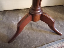 Charger l&#39;image dans la galerie, Rare guéridon ancien  en acajou avec plateau miroir

