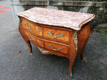Charger l&#39;image dans la galerie, Commode de style Louis XV Parisienne  avec desuus marbre rose en parfait état
