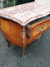 Charger l&#39;image dans la galerie, Commode de style Louis XV Parisienne  avec desuus marbre rose en parfait état
