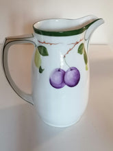 Charger l&#39;image dans la galerie, Pot à lait en porcelaine peinte. J&amp;c minerve (allemand) 
