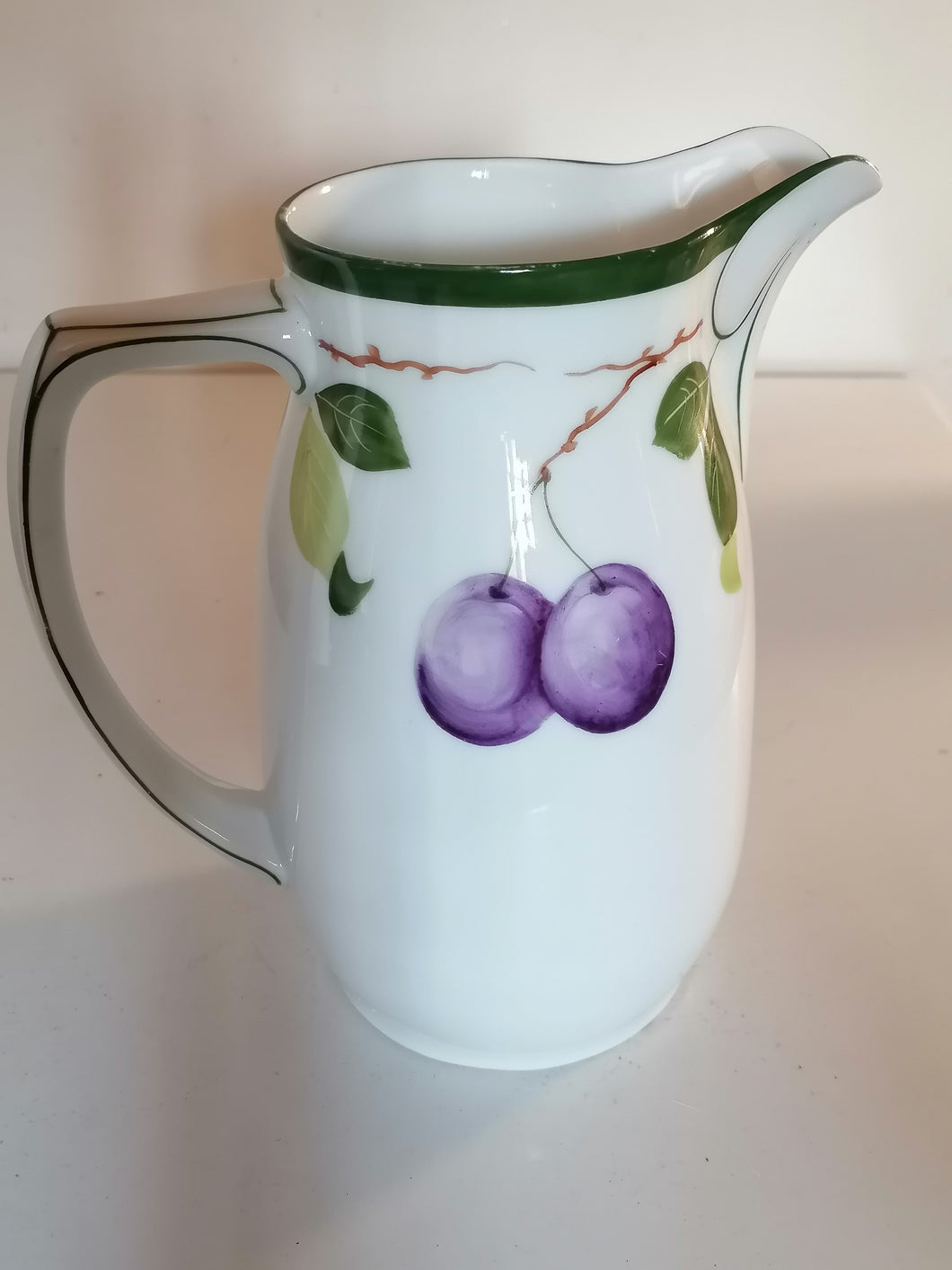 Pot à lait en porcelaine peinte. J&c minerve (allemand) 