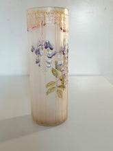 Charger l&#39;image dans la galerie, Vase Art nouveau avec peinture en relief. 
