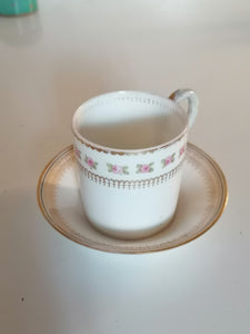 Tasse et sous tasse à café ancienne, en porcelaine française