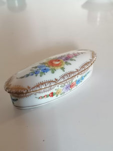 Belle petite boîte en porcelaine Allemande de Dresden, parfait état peinte à la main avec minutie. 
