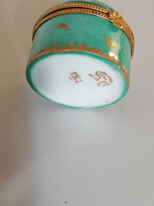 Petite boîte ronde en porcelaine peinte à la main. Travail amateur mais de qualité. 