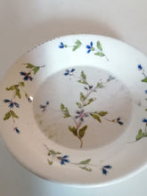 Charger l&#39;image dans la galerie, Manufacture de reine Marie Antoinette à Paris, rue Thiroux. Sous tasse en porcelaine 18ème. Décors bleuet de Paris.
