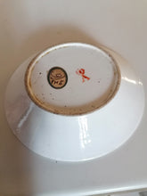 Charger l&#39;image dans la galerie, Manufacture de reine Marie Antoinette à Paris, rue Thiroux. Sous tasse en porcelaine 18ème. Décors bleuet de Paris.
