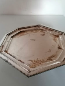 Plat octogonale sur pied, en métal argenté Art Déco. 