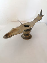 Charger l&#39;image dans la galerie, Rare lampe à huile de temple Bouddhiste, région du thibet. Intéressant avec son reservoir, probablement début XIXème ou plus vieux
