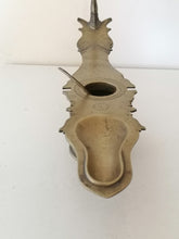 Charger l&#39;image dans la galerie, Rare lampe à huile de temple Bouddhiste, région du thibet. Intéressant avec son reservoir, probablement début XIXème ou plus vieux
