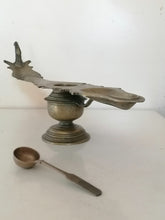 Charger l&#39;image dans la galerie, Rare lampe à huile de temple Bouddhiste, région du thibet. Intéressant avec son reservoir, probablement début XIXème ou plus vieux
