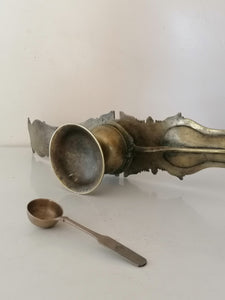 Rare lampe à huile de temple Bouddhiste, région du thibet. Intéressant avec son reservoir, probablement début XIXème ou plus vieux