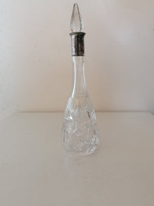 Carafe en cristal taillé et col en argent. 