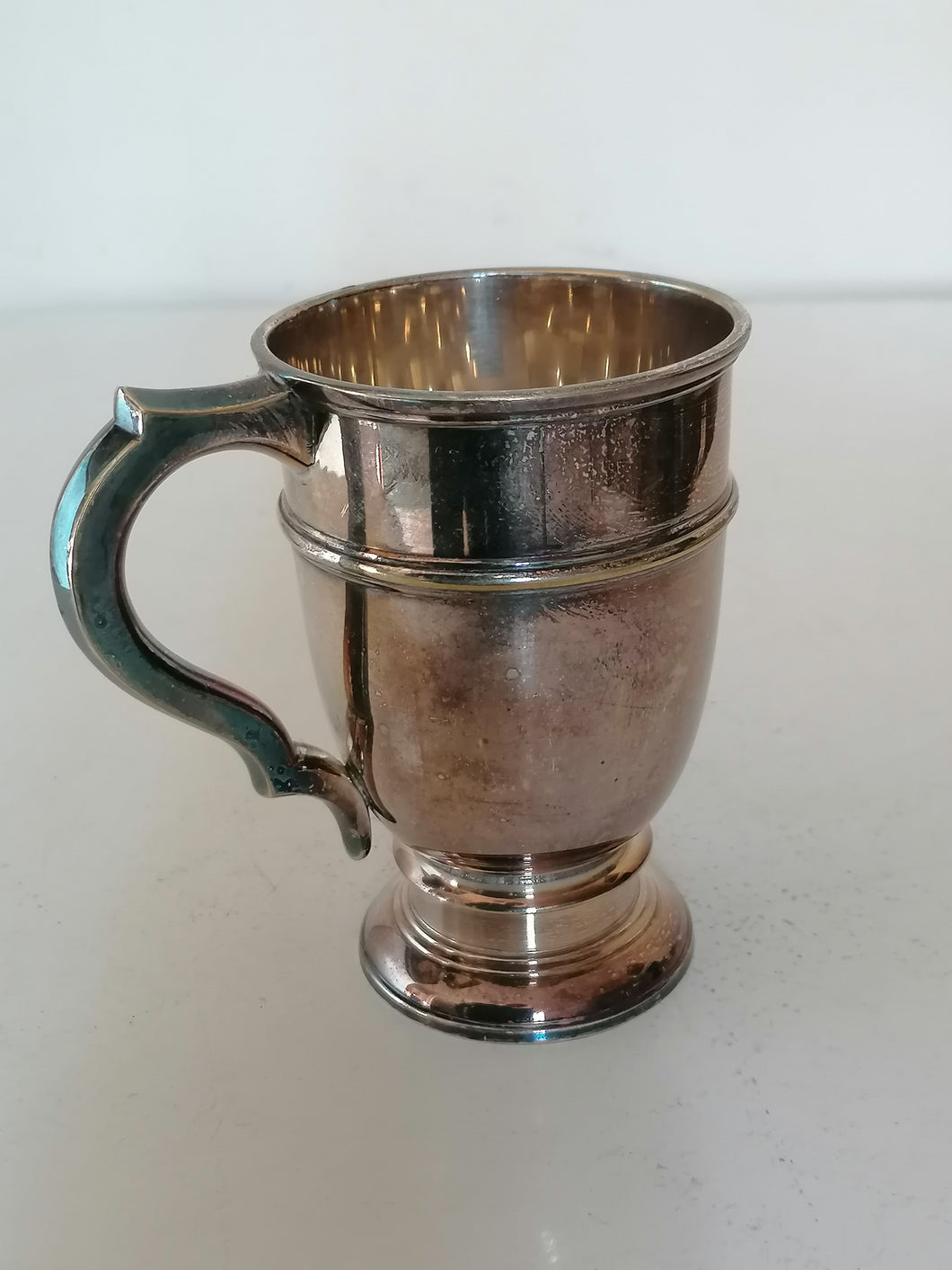 Gobelet Anglais en métal argenté. 