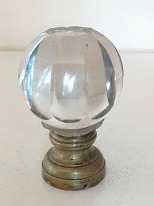 Pommeau de rampe d'escalier en cristal et bronze.