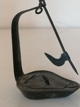 Charger l&#39;image dans la galerie, Ancienne lampe à huile en fer, petit système de fermeture, avec son crochet. 
