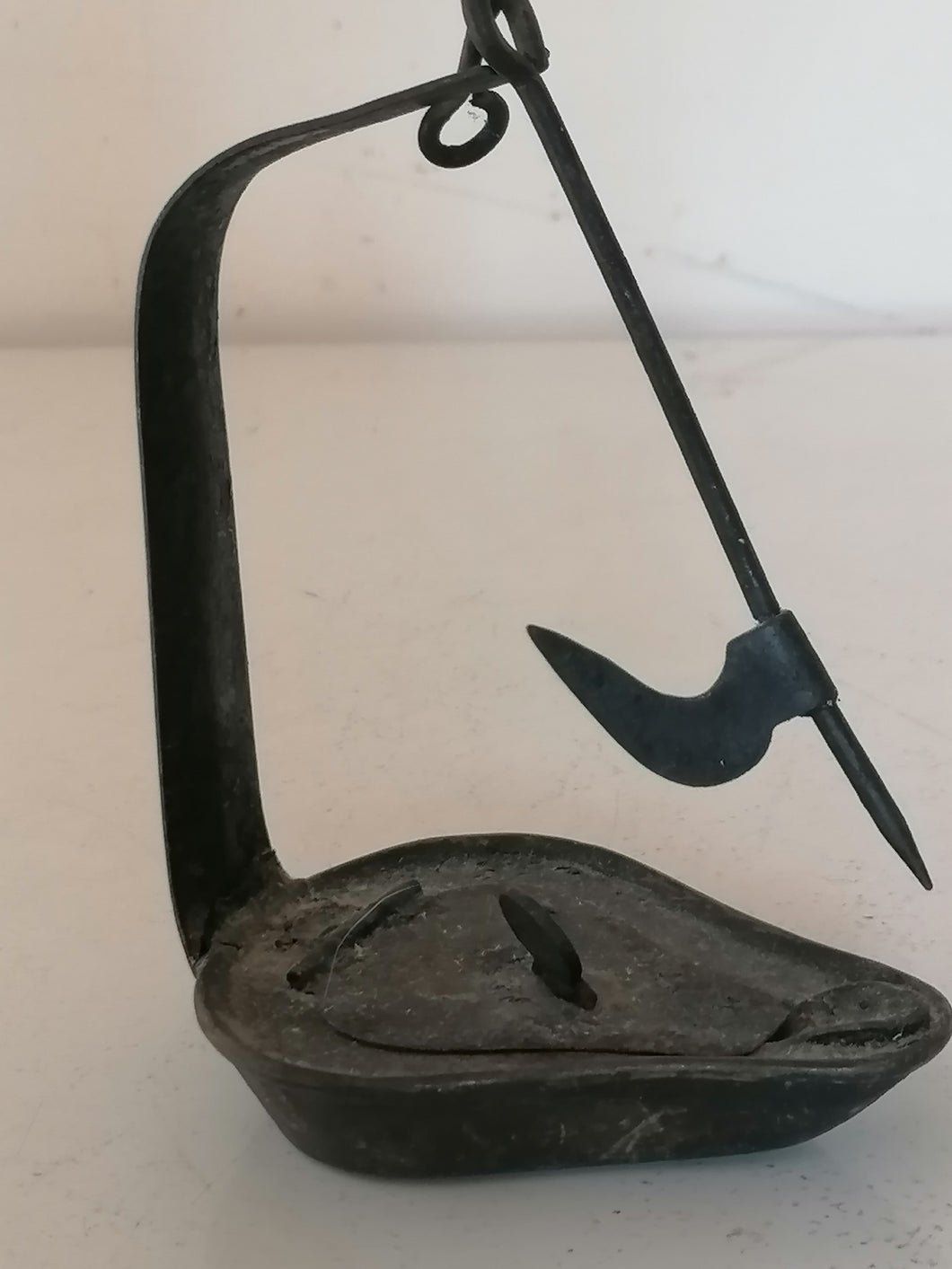 Ancienne lampe à huile en fer, petit système de fermeture, avec son crochet. 