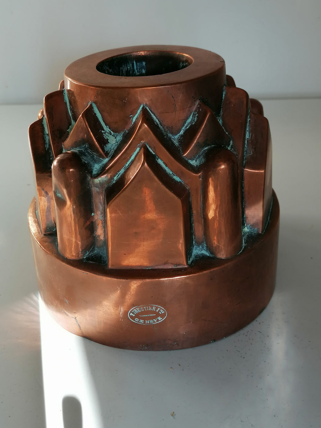 Moule à gâteau 19ème siècle Genevois de Forestier chaudronnier. Fait main, avec cheminée
