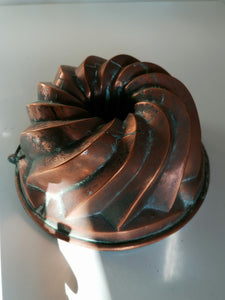 Moule à gâteau début XIXème en cuivre étamé. Fait main. Avec cheminée. 