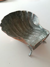 Charger l&#39;image dans la galerie, Rare moule à madeleine en cuivre étamé. Totalement fait main fin 18ème début 19ème
