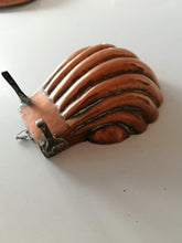 Charger l&#39;image dans la galerie, Rare moule à madeleine en cuivre étamé. Totalement fait main fin 18ème début 19ème
