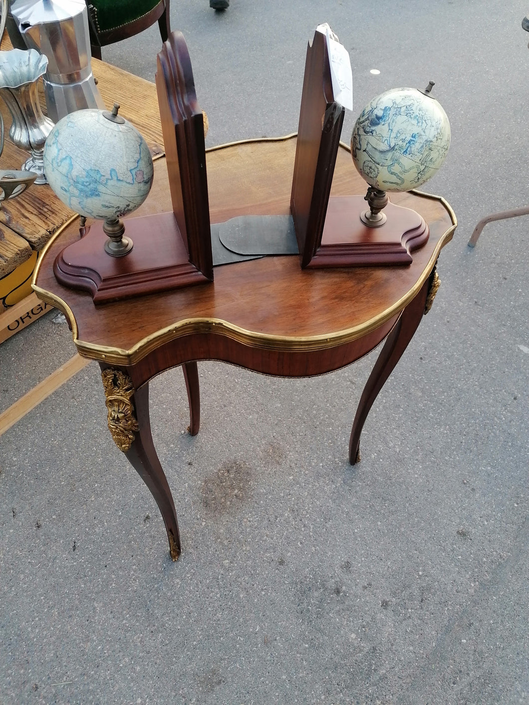 Petite table tripode style Louis XV avec bronze doré 